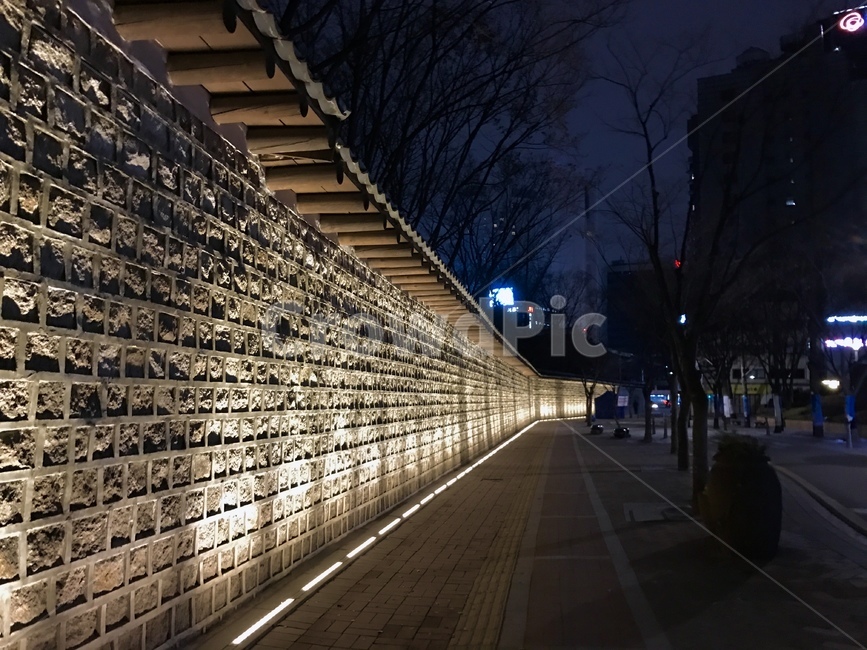 덕수궁,돌담길,거리,문화재,산책,서울,궁궐,돌담,감성,조명,어두운,골목,걷기,밤,전통,기와,건축,그림자,빛,조용,한국적인,야간명소,서울명소,korea,koreanculture,koreantraditional,culturalproperties,culturalassets,walking,lights,seoul,night,nightview,deoksugung