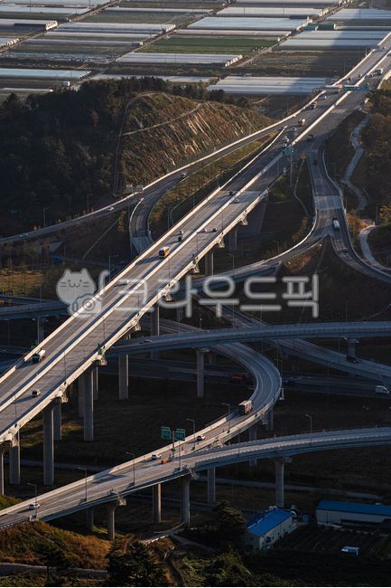 road,roadway,interchange,intersection,highway,car,transportation,traffic,light,shadow,field,building,pier,bridge,truck,bus