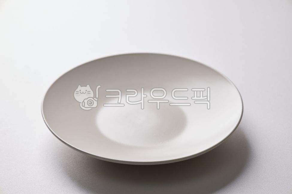 접시,흰색접시,흰색배경,빈그릇,받침,원형,음식,깨끗한,식사,도자기