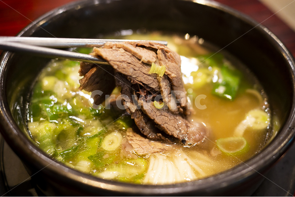 한우,곰탕,양지,국밥,양지고기,한국,음식점,레스토랑,국밥집,맛집,고소한,맛있는,뜨거운,따뜻한,고기,양지국밥,양지곰탕,뚝배기,나무테이블,테이블,탑뷰,국수,누들,소면,젓가락,음식,식재료,요리,food,cook,meal,dishes,food reserves,한식,한국음식,한국요리,korean food,korean dishes,korean meal,korean cook