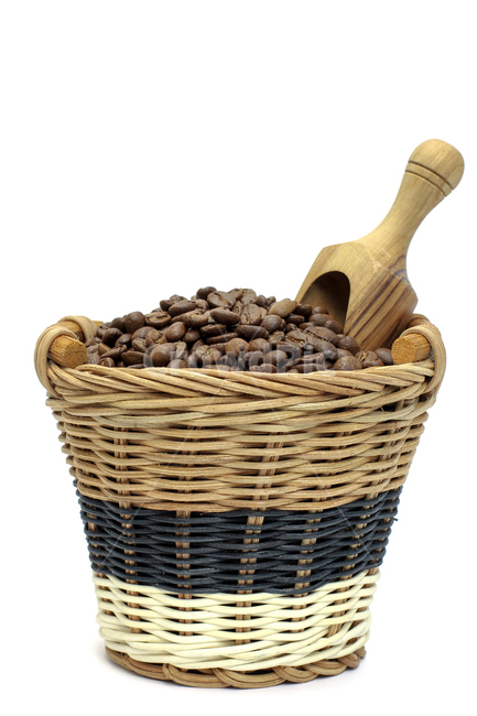 사진,커피,커피콩,원두,커피자루,누끼,바구니,흰색배경,카페인,신선한,클로즈업,검정색,카페,스푼,나무스푼,커피주머니,오브젝트,커피,카페,coffee,cafe,연출,컨셉,콘셉,direction,concept,누끼,remove background