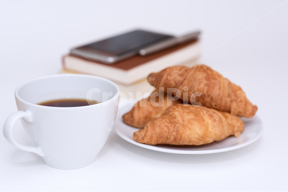 커피,빵,아침식사,컵,커피잔,다이어트,간편한,신선한,점심,점심식사,식사,현대,아침,접시,휴식,상쾌한,간단한,공간,오피스,브런치,하얀,흰,흰색,배경,백그라운드,여백,간식,여유,오브젝트,블랙커피,아메리카노,음식,책,도서,수첩,다이어리,스마트폰,핸드폰,만년필,필기도구,생활,음식,식재료,요리,food,cook,meal,dishes,food reserves,빵,bread,디저트,간식,후식,dessert,snack,커피,카페,coffee,cafe,비즈니스,사업,business,service,work