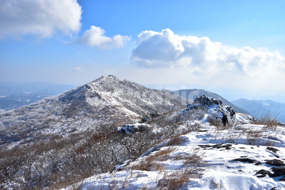 무등산,국립공원,풍경,힐링,산행,설경,상고대,서리꽃,서석대,입석대,안양산,백마능선,장불재,증심사,중봉,중머리재,천왕봉,지왕봉,Korea,National,Park,눈풍경,등산,주상절리,판타스틱,겨울왕국,겨울,지질공원,인왕봉,천지인,설국,2018년,1월,눈꽃,파란하늘,트레킹,winter,landscape,감성,아름다운,황홀한,장관,비경,선경,최고,사진,능선암,겨울,계절,winter,season,자연,풍경,nature,landscape,한국자연풍경,한국자연경관,korea nature landscape,outdoors,옥외,mountain,산,mountain range,산맥