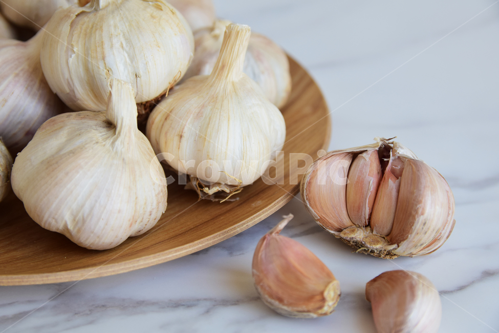 root plant,garlic,ingredient,whole garlic,Food Ingredients,ingredients,plate,food