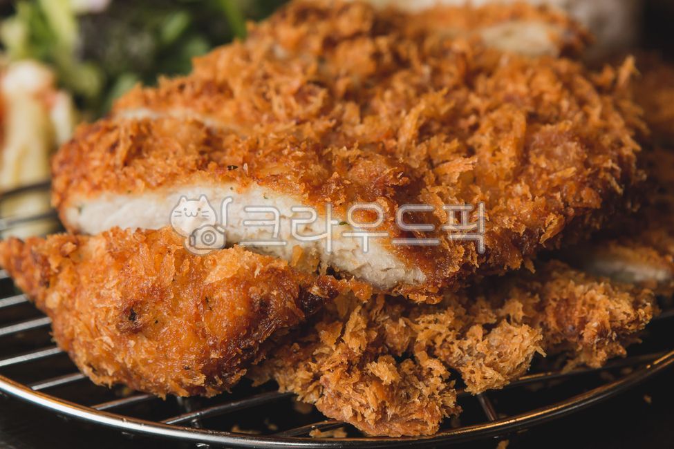 one meal,fried food,one plate,light and western food,bread crumbs,plate,pork,food,cutlet,meal,dish,western cuisine,pork cutlet,chicken cutlet,western food