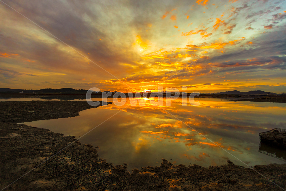 반영,반사,reflection,일출,여명,호수,lake,저수지,reservoir,수면,지평선,구름,cloud,nature,자연,outdoors,옥외,dusk,황혼,redsky,붉은하늘,sky,하늘,sunset,일몰,dawn,새벽,자연,풍경,nature,landscape