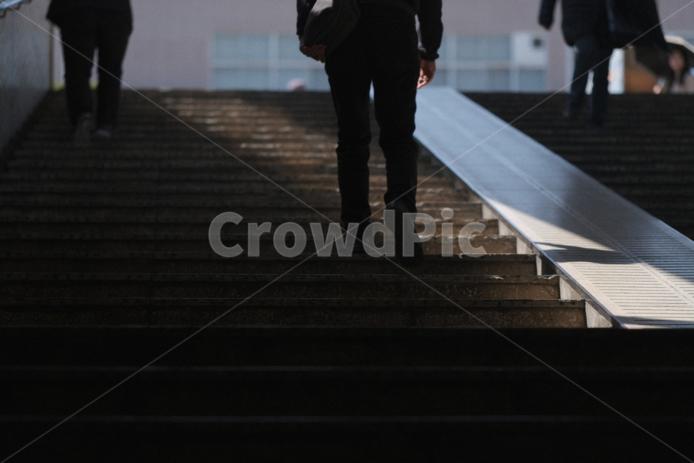 계단,지하철,그림자,stairs,shadow,사람,인물,인간,human,person,고독함,외로움,쓸쓸함,우울함,슬픔,lonely,solitary
