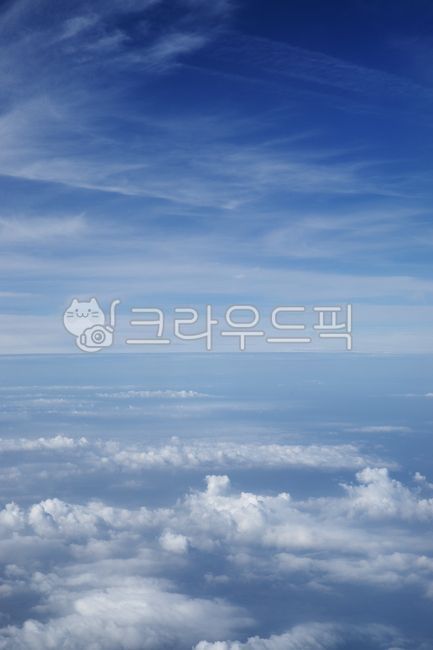 하늘,비행,구름,비행기,성층권,대기권,파랑,흰색,이륙,착륙,지구,수평선,지평선,바다,아름다움,신비로움,자연