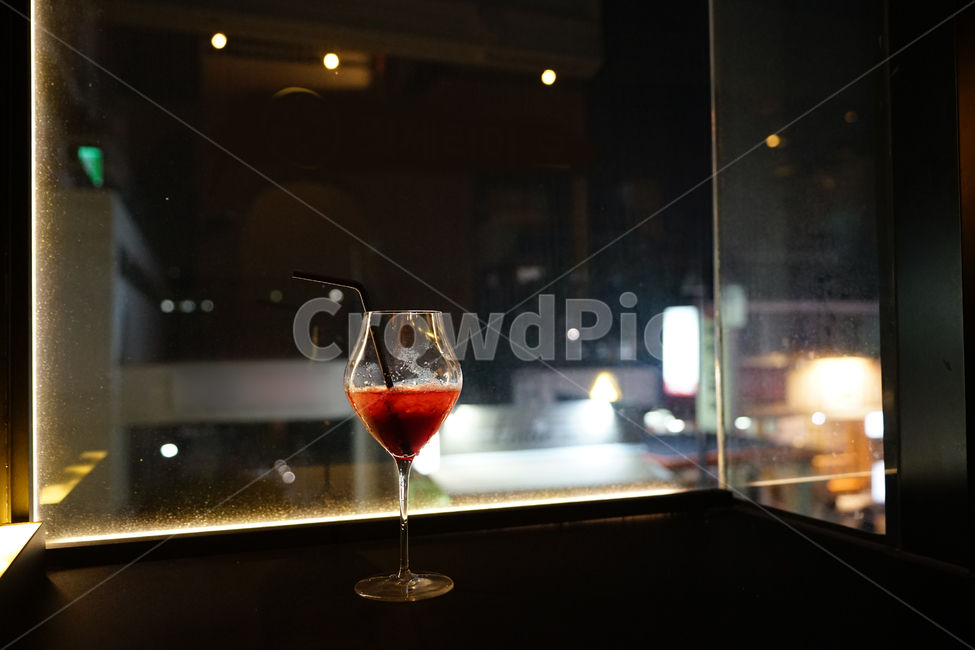 칵테일,분위기,감성사진,빨강,레드,red,딸기,창가,창,알콜,데이트,컵,잔,기념일,축하,anniversary,congratulation,celebrate,celebration,술,주류,alcohol