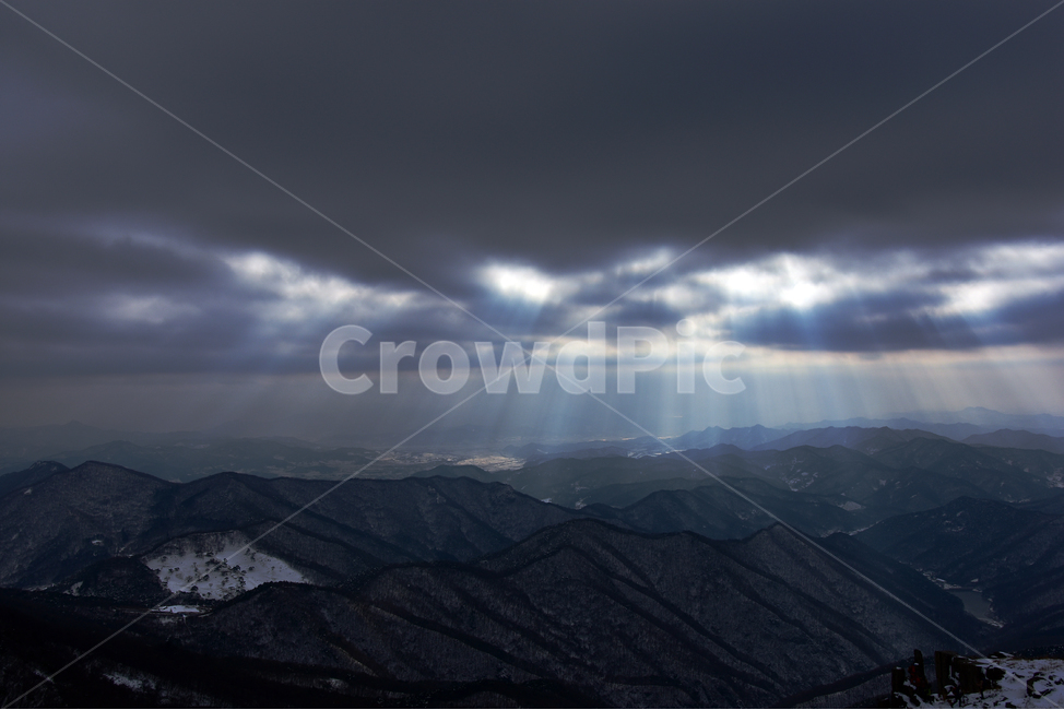 산,해질녁,빛,눈,겨울,구름,등산,겨울,계절,winter,season,자연,풍경,nature,landscape,한국자연풍경,한국자연경관,korea nature landscape,mountain range,산맥,mountain,outdoors,옥외