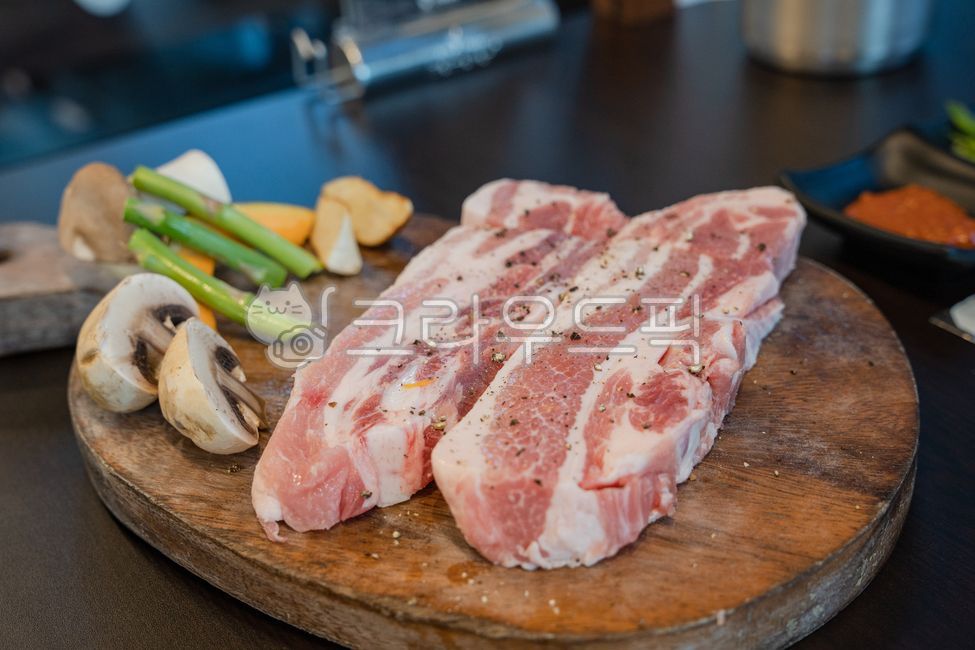 meal,pork belly,meat,raw meat,cooking,pork,vegetable,mushroom,poke,food