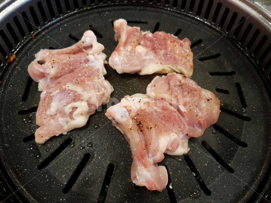 닭갈비,닭갈비구이,소금구이,불판,생고기,육고기,닭고기,숯불구이,소금,후추,붉은기,고기,날것,육류,고기,meat