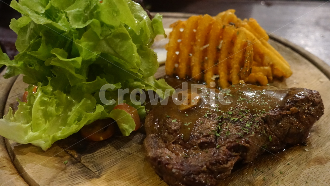 스테이크,food,음식,steak,meal,식사,brown,lettuce,상추,감자