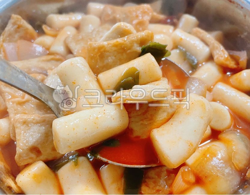 onion,Fish cake,green onion,vegetable,Tteokbokki rice cake,ladle,tteokbokki,cooking,snack bar,cook,food,Rice Tteokbokki,meal,Wheat Tteokbokki,fish cake,dish,Soup Tteokbokki,wheat rice cake,rice cake