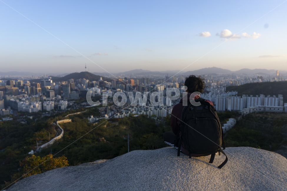 architecture,건축물,metropolis,중심지,town,시티,urban,어반,경치,건물,landscape,서울,sky,구름,하늘,한국도시,도시,한국도시경관,빌딩,관광지,관광,sightseeing,한국,아시아,asia,korea,남산타워,산,등산,여행자,travel,돌,한양도성,mountain,aerialview,풍경,조감도,city,building,scenery,자연,nature,outdoors,옥외,skyscraper,human,인간,person,사람,도시,풍경,city,landscape,한국도시풍경,한국도시경관,korea cityscape,사람,인물,인간,human,person,여행,휴가,traveling,vacation,trip