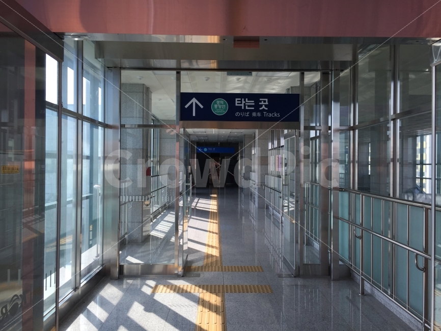 전철,기차,전철역,기차역,전철출구,기차출구,출구,출근길,퇴근기,타는곳,환승,환승역,교통,교통수단,traffic,transportation,flooring,바닥,floor