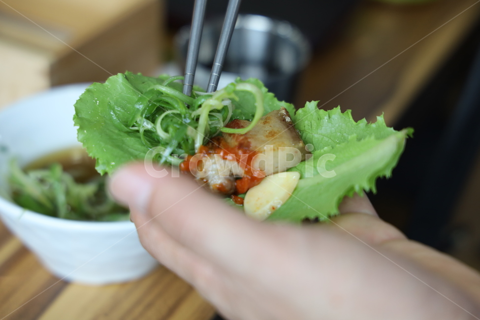 상추쌈,고기쌈,고기,돼지고기,삼겹살,흑돼지,돼지구이,삼겹살구이,음식,식재료,요리,food,cook,meal,dishes,food reserves,한식,한국음식,한국요리,korean food,korean dishes,korean meal,korean cook