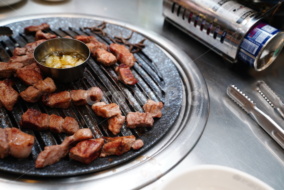 고기,돼지,음식,푸드,안주,식사,먹거리,목살,육식,육류,안주거리,불판,모임,디너,먹방,구이,음식,식재료,요리,food,cook,meal,dishes,food reserves,육류,고기,meat,한식,한국음식,한국요리,korean food,korean dishes,korean meal,korean cook