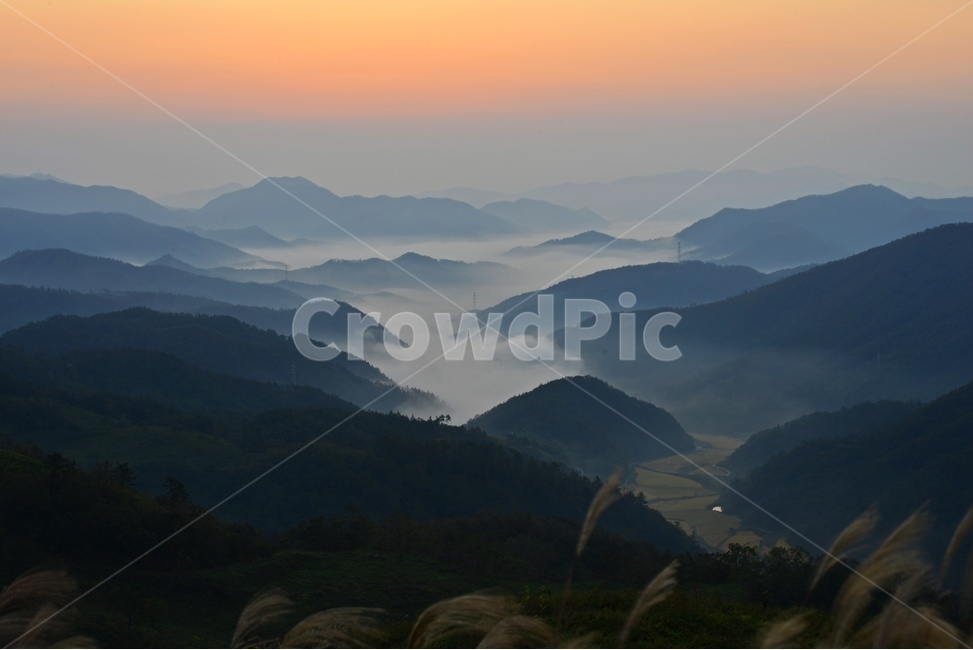 Seogwang Ranch sunrise,mountainrange,active acid,scene,mountain,Jeonnam,sight,Yeongam,sky,red sky,nature,mountain range,morning,Seogwang Ranch,outdoors,redsky,dawn,Sunrise,sunrise at active mountain