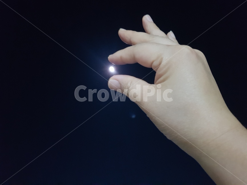 human,인간,person,사람,손,달,소유,욕심,보름달,보석,밤,하늘,명절,야경,밤,풍경,nightscape,night,landscape,사람,인물,인간,human,person,신체일부,몸,body,손,제스처,표시,손짓,표현,gesture,hand,sign,expression