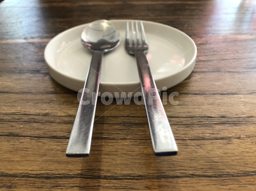 식기,수저,포크,접시,셋팅,테이블,나무테이블,식사,준비,스푼,식사준비,깔끔한,깨끗한,반짝이는,흰색접시,사물,물건,오브젝트,식탁,tableware,cutlery,fork,plate,setting,woodentable,meal,preparation,spoon,mealpreparation,neat,clean,shiny,whiteplate,things,objects,table