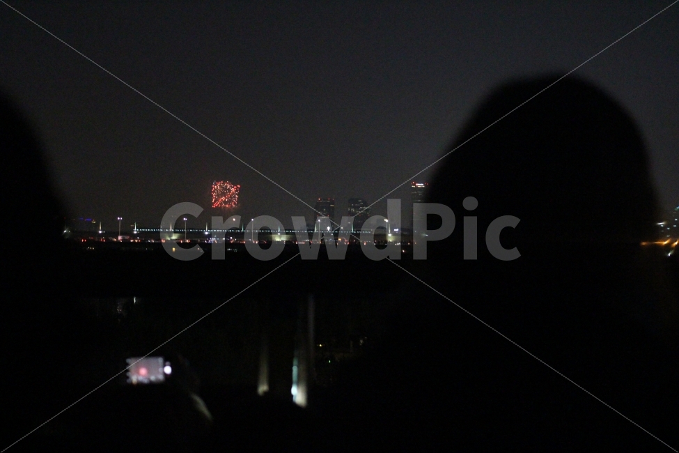 야경,폭죽,불꽃놀이,뒷모습,여의도,야경,밤,풍경,nightscape,night,landscape,도시,city,한국도시풍경,한국도시경관,korea cityscape,사람,인물,인간,human,person,인물실루엣,사람실루엣,character silhouette,human silhouette,축제,행사,festival,carnival,event,nature,자연,outdoors,옥외