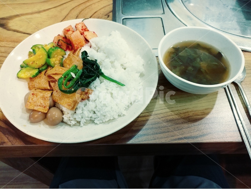 식사,식탁,탄단지,반찬,끼니,음식,요리,아침,점심,저녁,식당,탄수화물,단백질,지방,그릇,용기,접시,밥,국,쌀,채소,육류,조미료,받침,수저,소스,양념,기름,은,무늬,음식,식재료,요리,food,cook,meal,dishes,food reserves