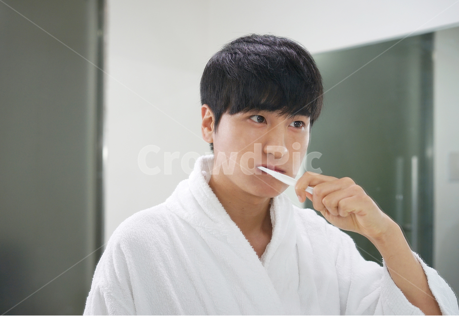 양치,칫솔,치아,건강,욕실,화장실,거울,목욕탕,샤워가운,남성,남자,양치질,사람,인물,인간,human,person,남성,남자,man,male
