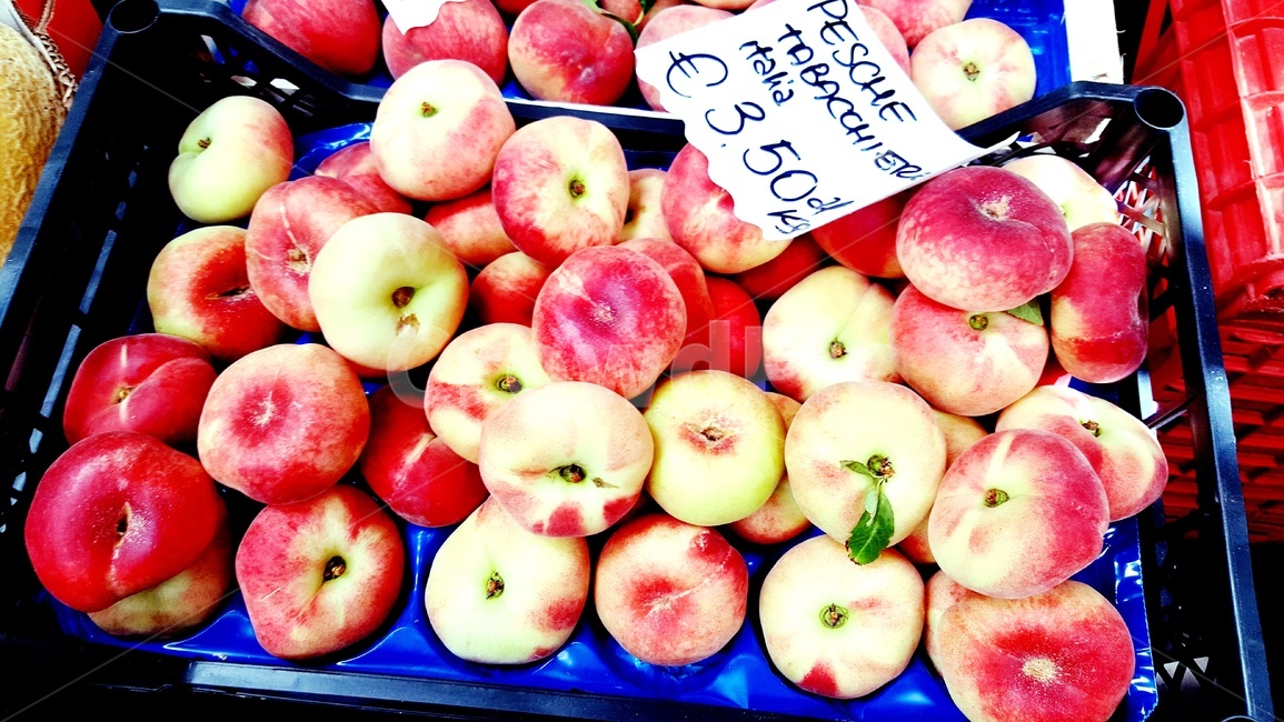 market,flat peach,Rome,fruitmarket,fruit market,fruit,peach,Italy