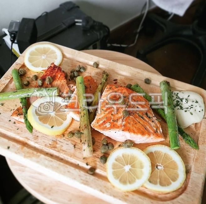 연어,연어요리,구운요리,아스파라거스,플레이팅,요리,음식