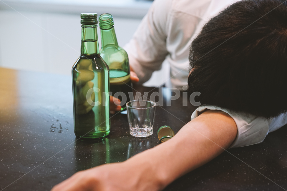 소주,알콜,음주,과음,숙취,술,술병,남성,남자,취객,회식,만취,소주병,소주잔,사람,인물,인간,human,person,남성,남자,man,male,술,주류,alcohol