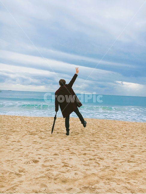 바다,우산,모래,겨울,풍경,배경,해변,바다,beach,sea,사람,인물,인간,human,person,남성,남자,man,male