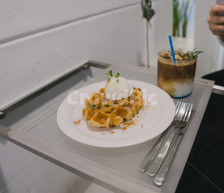 cafe,카페,흰색,white,실내,indoor,와플,waffle,디저트,간식,후식,dessert,snack,커피,카페,coffee,cafe