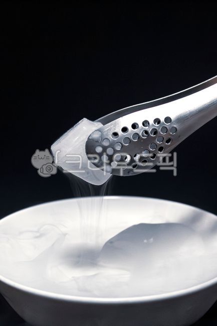 드라이아이스,덩어리,집게,접시,차가운,흰연기,냉각,보냉,이산화탄소,기체,고체,수분,수증기,승화,냉동식품,습한,습기,흐린,클로즈업,dryice