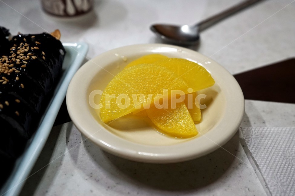반찬,단무지,노랑무,분식집,노랑,음식,한국음식,짭짤함,아삭,식감,무,절임무,다꽝,음식,식재료,요리,food,cook,meal,dishes,food reserves