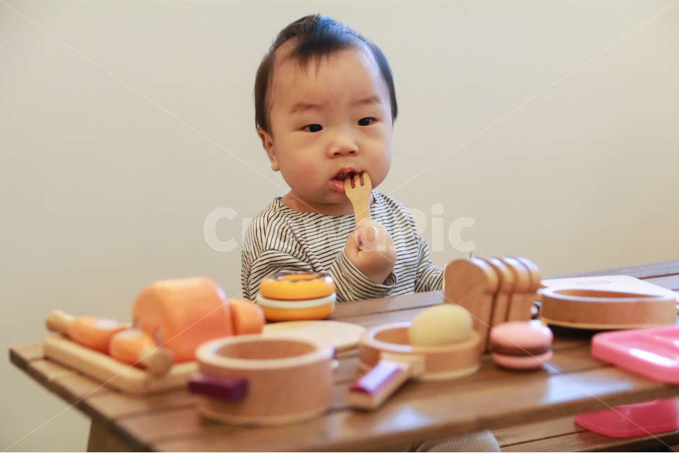 아기,육아,남자아이,캠핑,장난감,완구,남자아기,캠핑놀이,놀이,목재,나무,테이블,음식,그릇,포크,표정,얼굴,재미,귀여운,작은,사랑스러운,어린,어린시절,어린이,토이,교구,조리기구,개구쟁이,장난꾸러기,베이비카페,키즈카페,호기심,안전한,가족,사람,인물,모델,사람,인물,인간,human,person,영유아,아기,애기,아이,infants,baby