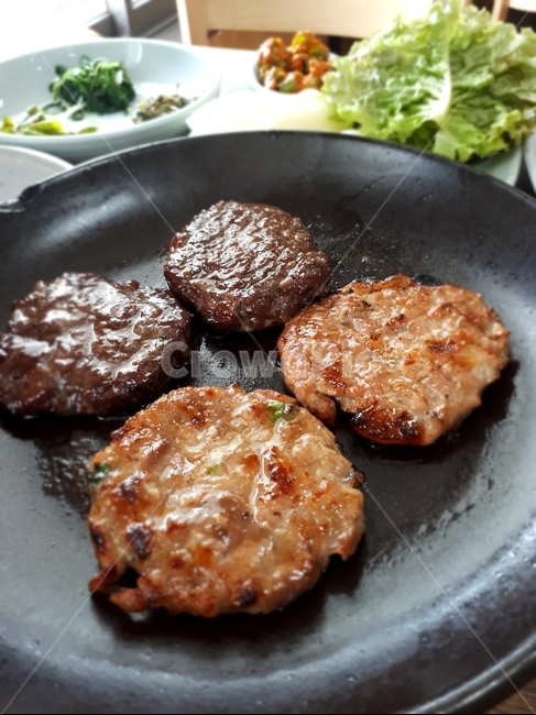 떡갈비,고기,소떡갈비,돼지떡갈비,한국,식사,반찬,한식,너비아니,한끼,별미,식재료,그릇,접시,식문화,밥상,음식,먹거리