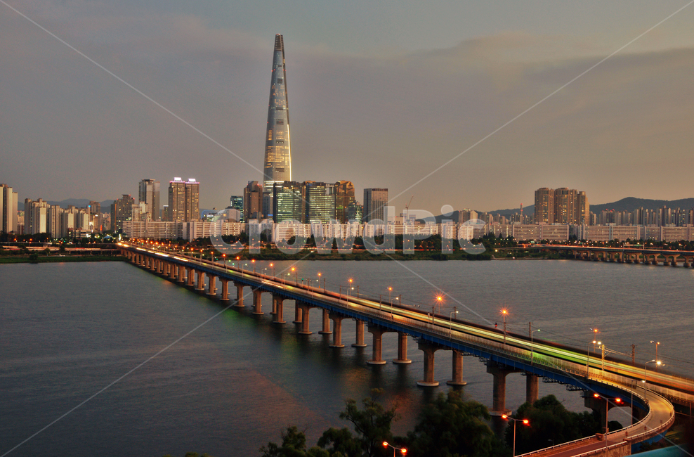 제2롯데월드,잠실,잠실대교,한강,한강다리,잠실롯데월드,야경,일몰,석양,붉은구름,랜드마크,야경,밤,풍경,nightscape,night,landscape,도시,city,한국도시풍경,한국도시경관,korea cityscape,water,물