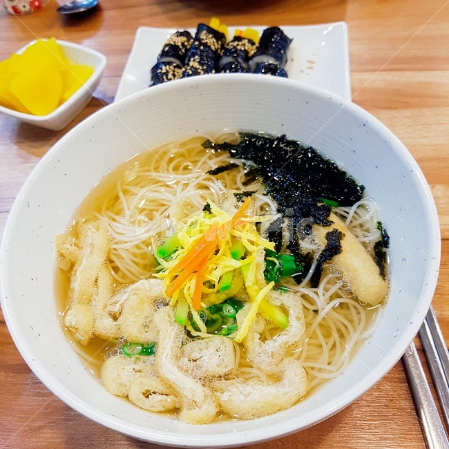 국수,누들,noodle,잔치국수,국물음식,유부,고명,식사,혼밥,끼니,한국음식