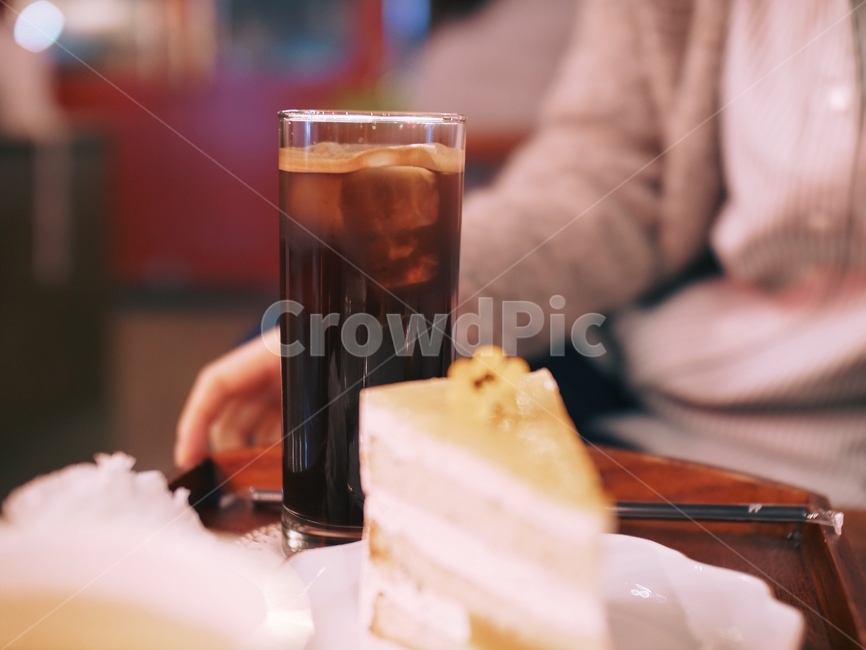 카페,아이스커피,커피,케익,레몬케익,케이크,조각케익,조각케이크,은은한분위기,데이트,음식,식재료,요리,food,cook,meal,dishes,food reserves,디저트,간식,후식,dessert,snack,커피,카페,coffee,cafe,감성,sensible,feeling