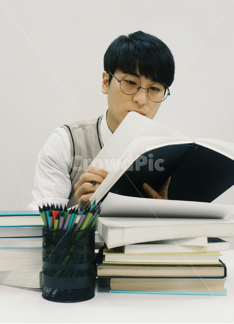 공부,수능,수능시험,고등학교,고등학생,고3,남고생,남자학생,학생,남학생,교복,학업,수업,진로,고민,시험공부,사람,인물,인간,human,person,남성,남자,man,male,교육,학교,공부,education,learning,study,school