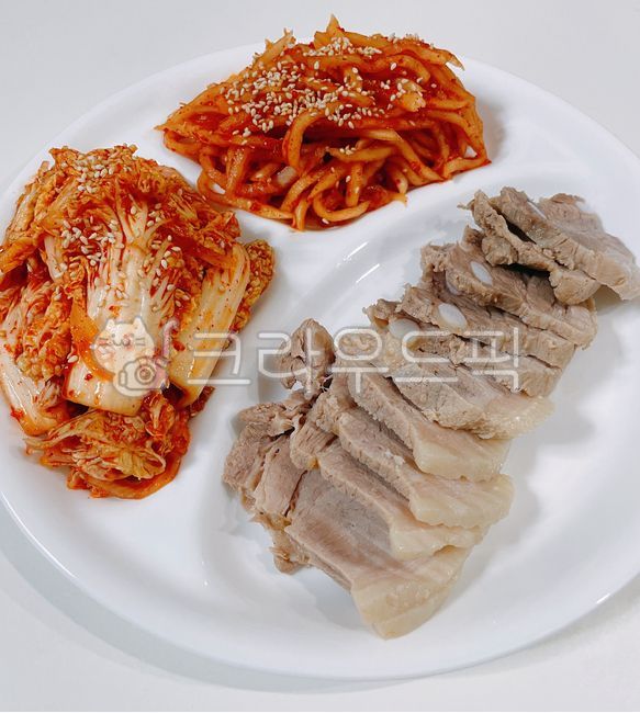 수육,보쌈,삶은고기,돼지고기,돼지,고기,육류,김치,겉절이,배추김치,양념,참깨,깨,음식,오돌뼈,식사,무생채,무김치,나눔접시,접시,무생채김치,그릇,food,plate,meal,pork,meat,sesame