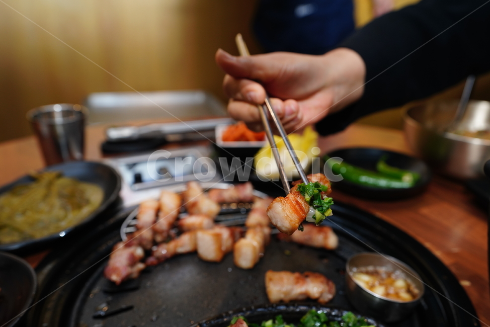 고기,삼겹살,불판,술안주,먹방,돼지,음식,한식,구이,육식,푸드,식사,단백질,먹거리,사람,인물,인간,human,person,신체일부,몸,body,음식,식재료,요리,food,cook,meal,dishes,food reserves,육류,고기,meat