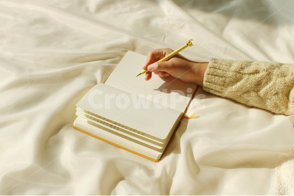 일기,일기장,다이어리,메모,기록,신체일부,몸,손,hand,body,diary,사람,인물,인간,human,person,신체일부,몸,body,감성,sensible,feeling,학용품,문구류,사무용품,school supplies,stationery,office supplies