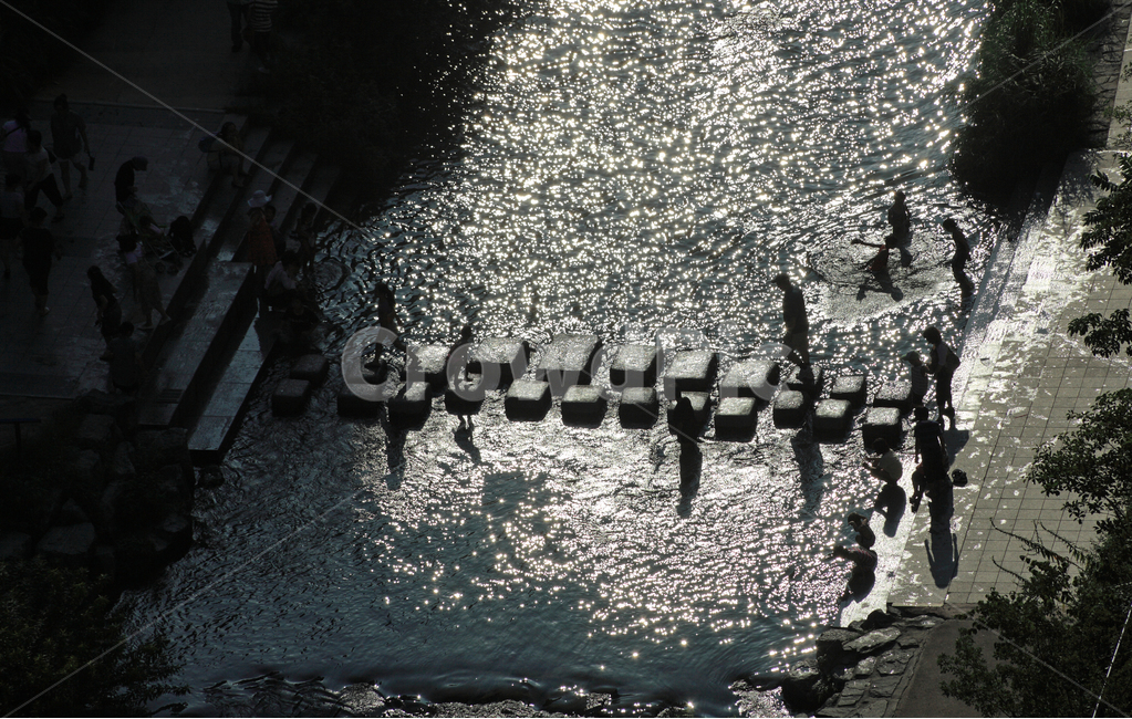 shadow,city,backlight,scenery,top angle,wave,Cheonggyecheon,stream,Seoul,stone bridge,high view,Korea,citizen,stepping stone,waterside,top view,nature,cross,downtown,people,water,crossing,High angle,person,silhouette,bridge,river