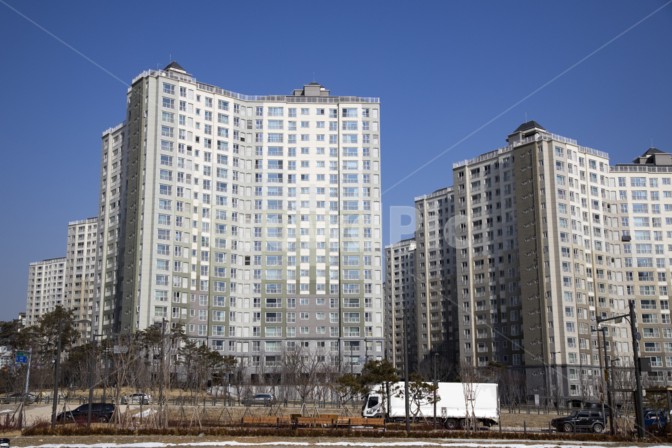 빌딩,맨션,고층아파트,도시풍경,도시경관,단지,고층빌딩,고층건물,거리,거리풍경,시가지,주택,주택가,주택지,주거,부동산,아파트단지,하늘,푸른하늘,파란하늘,맑음,맑은날씨,쾌청,화창,맑은하늘,건축물,시설,블루,파랑,청색,풍경,경치,창문,산업,도로,배경,트럭,고층건물,city,도시,town,highrise,시티,urban,어반,building,건물,apartmentbuilding,아파트