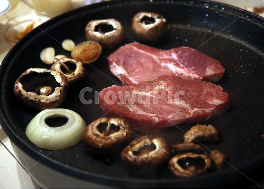 목살,돼지목살,버섯,양파,구운버섯,불판,고기불판,돼지,요리,그릴