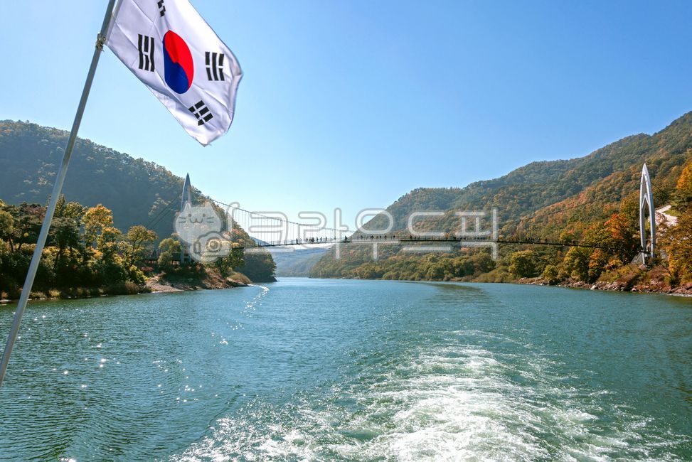sky,nature,Sanmagi old road,tree,sky bridge,water,Goesan,mountain,Korean Flag,suspension bridge,Yeonhahyeop,Dalcheon River