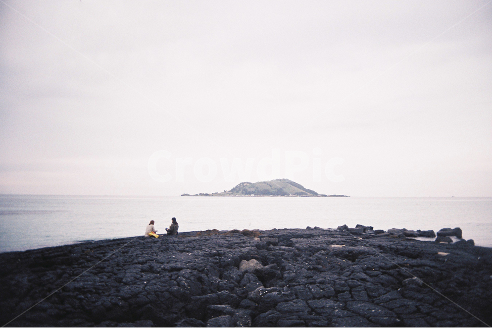 제주도,비양도,바다,제주,해변,바닷가,섬,현무암,sea,jeju,풍경,landscape,친구,두사람,자연,풍경,nature,landscape,한국자연풍경,한국자연경관,korea nature landscape,제주도,jeju,jeju island,outdoors,옥외,land,땅,water,물,shoreline,해안선,ocean,대양,coast,연안,human,인간,person,사람