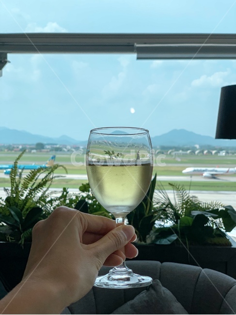유리,glass,와인잔,유리잔,샴페인,공항,공항배경,술,주류,alcohol